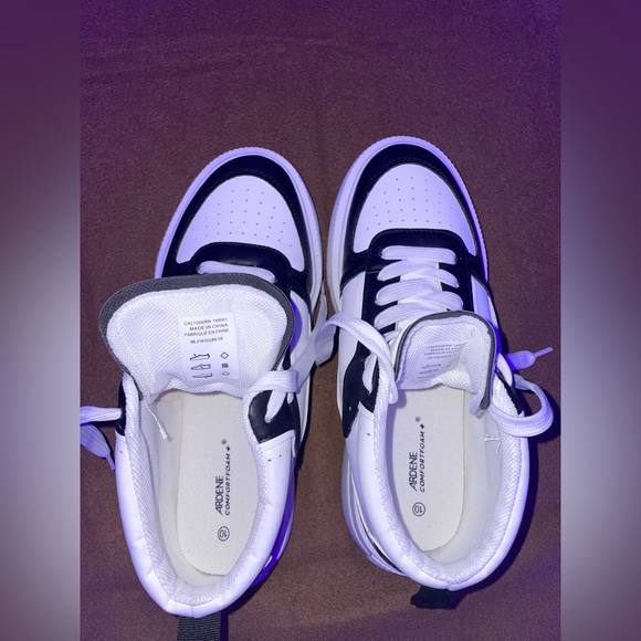 Pair of B&W size 10 sneakers - Picture 5 of 6